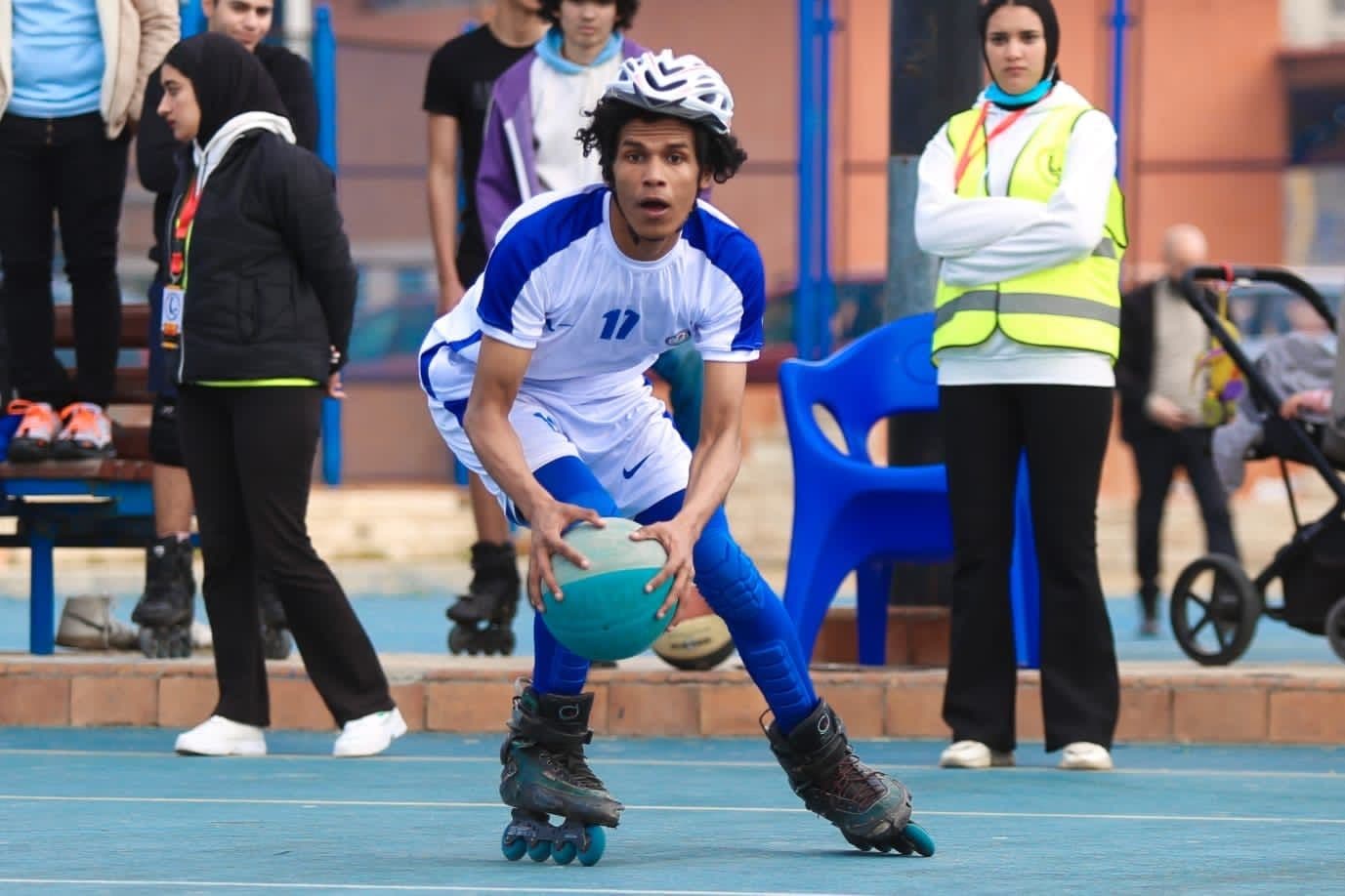 لاعب رول بول ينطلق بالكرة